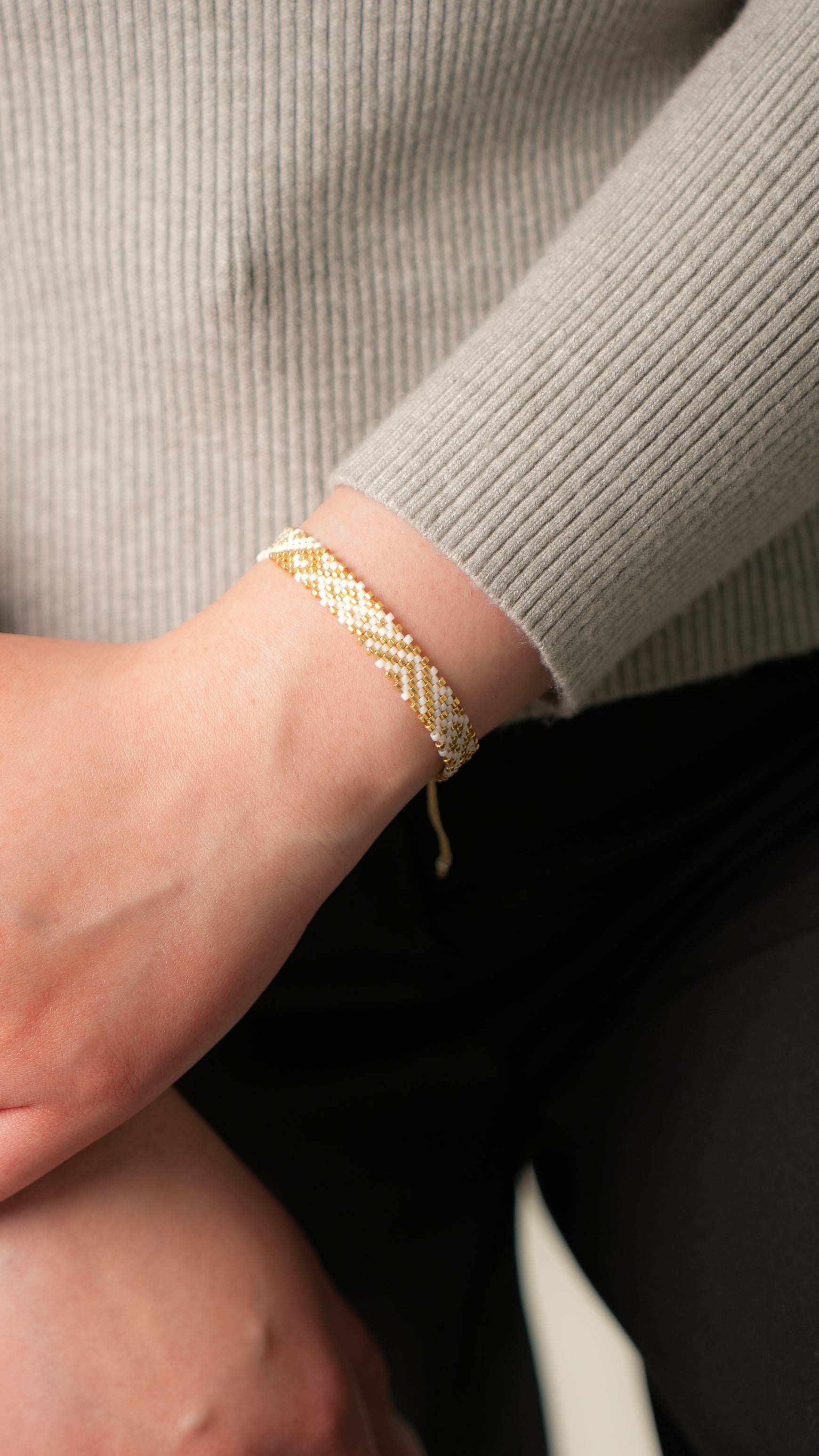 Pulsera Miyuki chica blanca piramide dorada