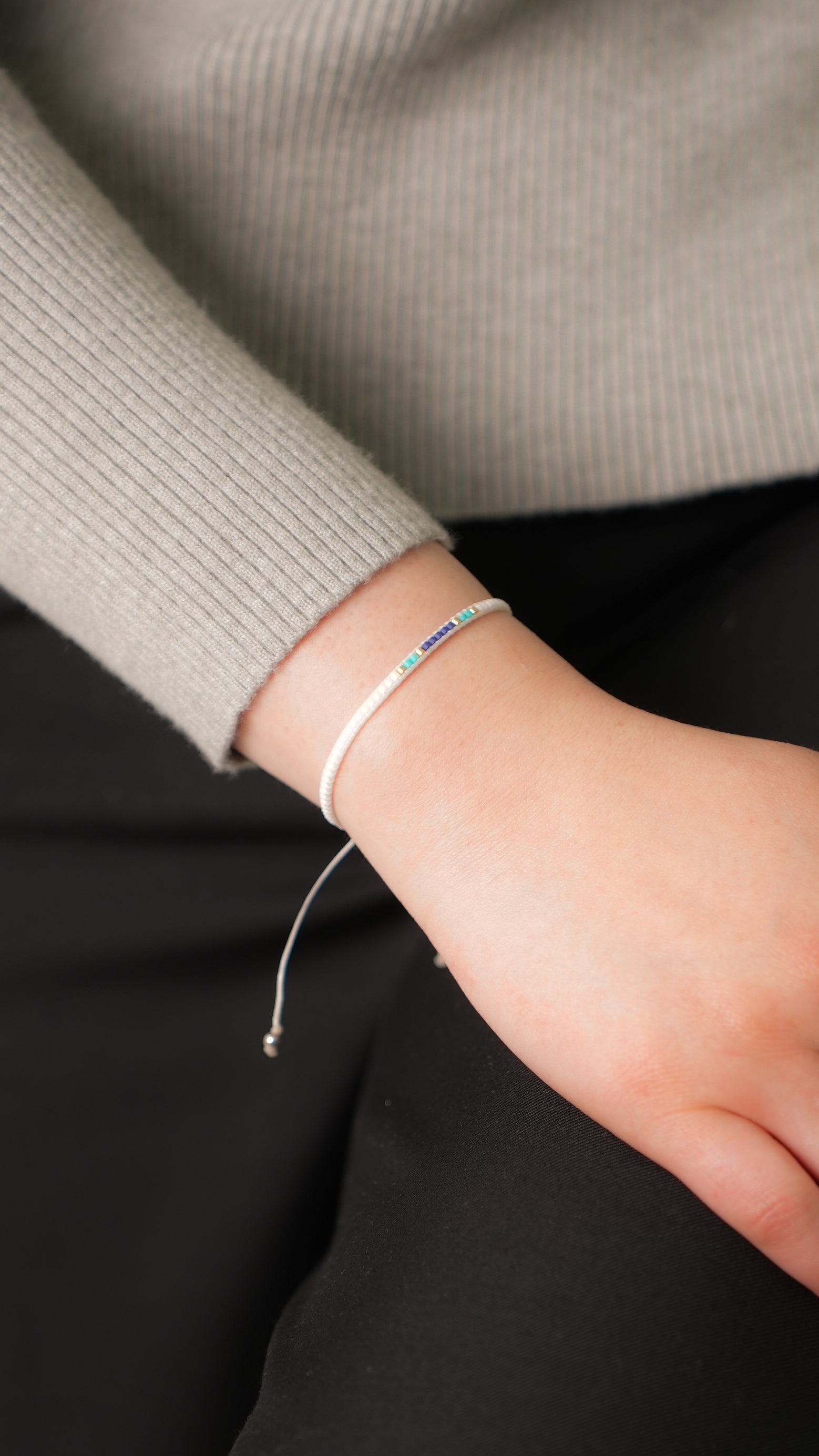 Pulsera Miyuki linea sencilla blanco con turqueza