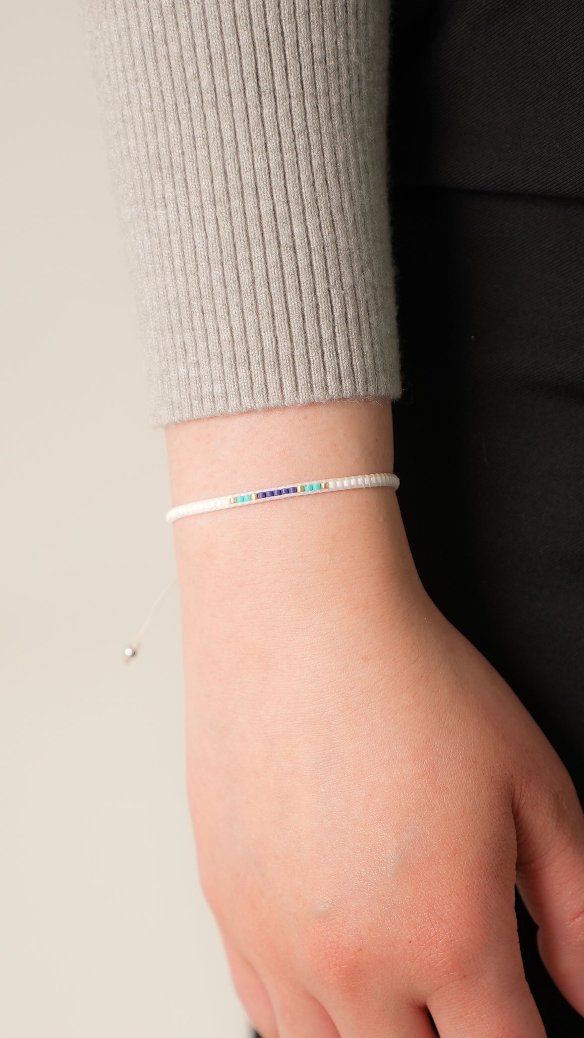 Pulsera Miyuki linea sencilla blanco con turqueza
