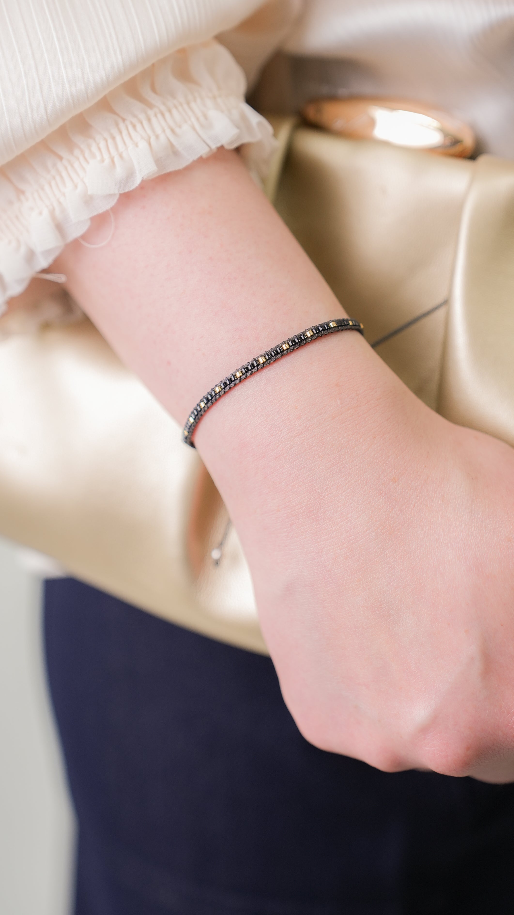Pulsera Miyuki linea sencilla negro oro