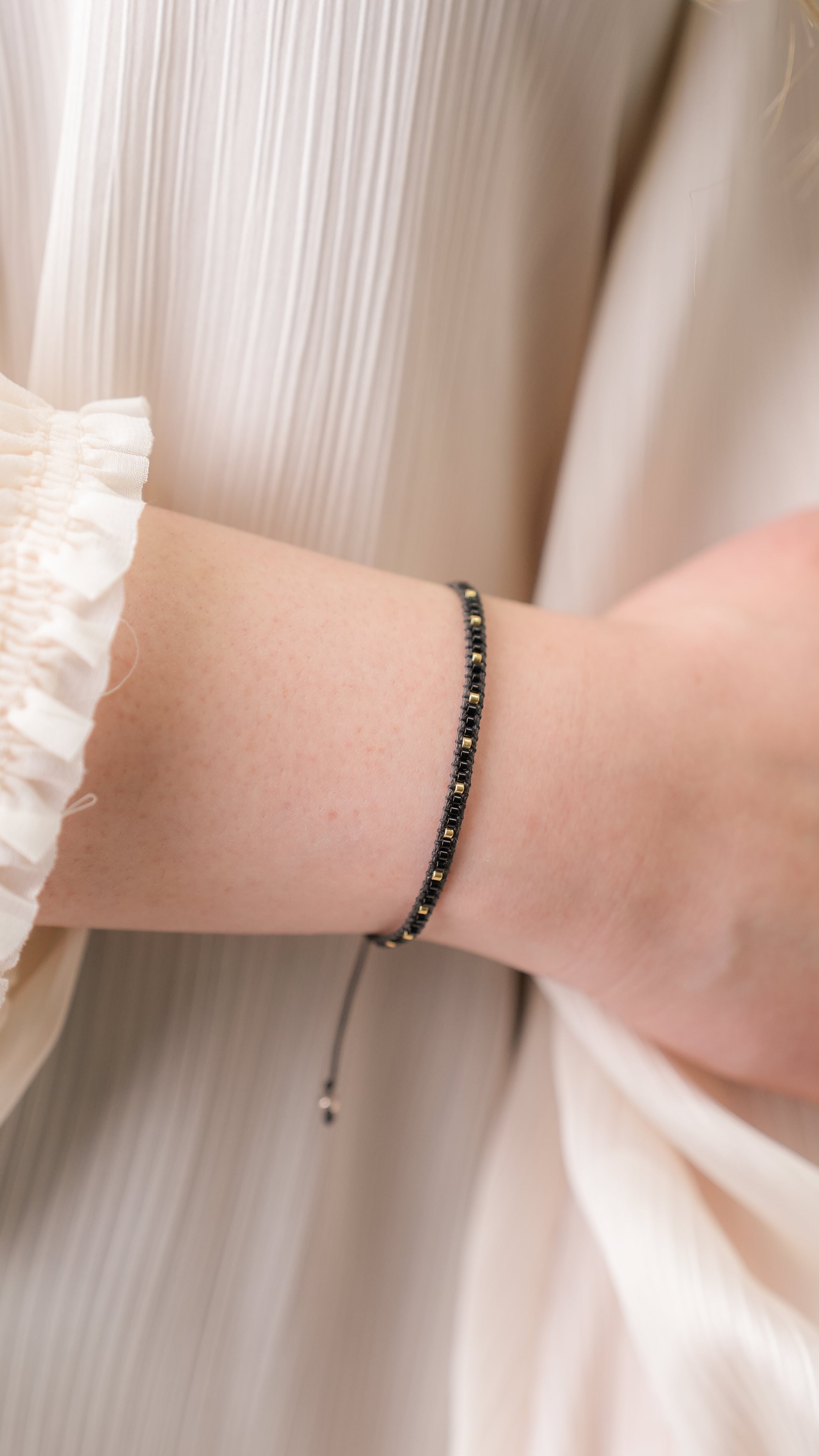 Pulsera Miyuki linea sencilla negro oro