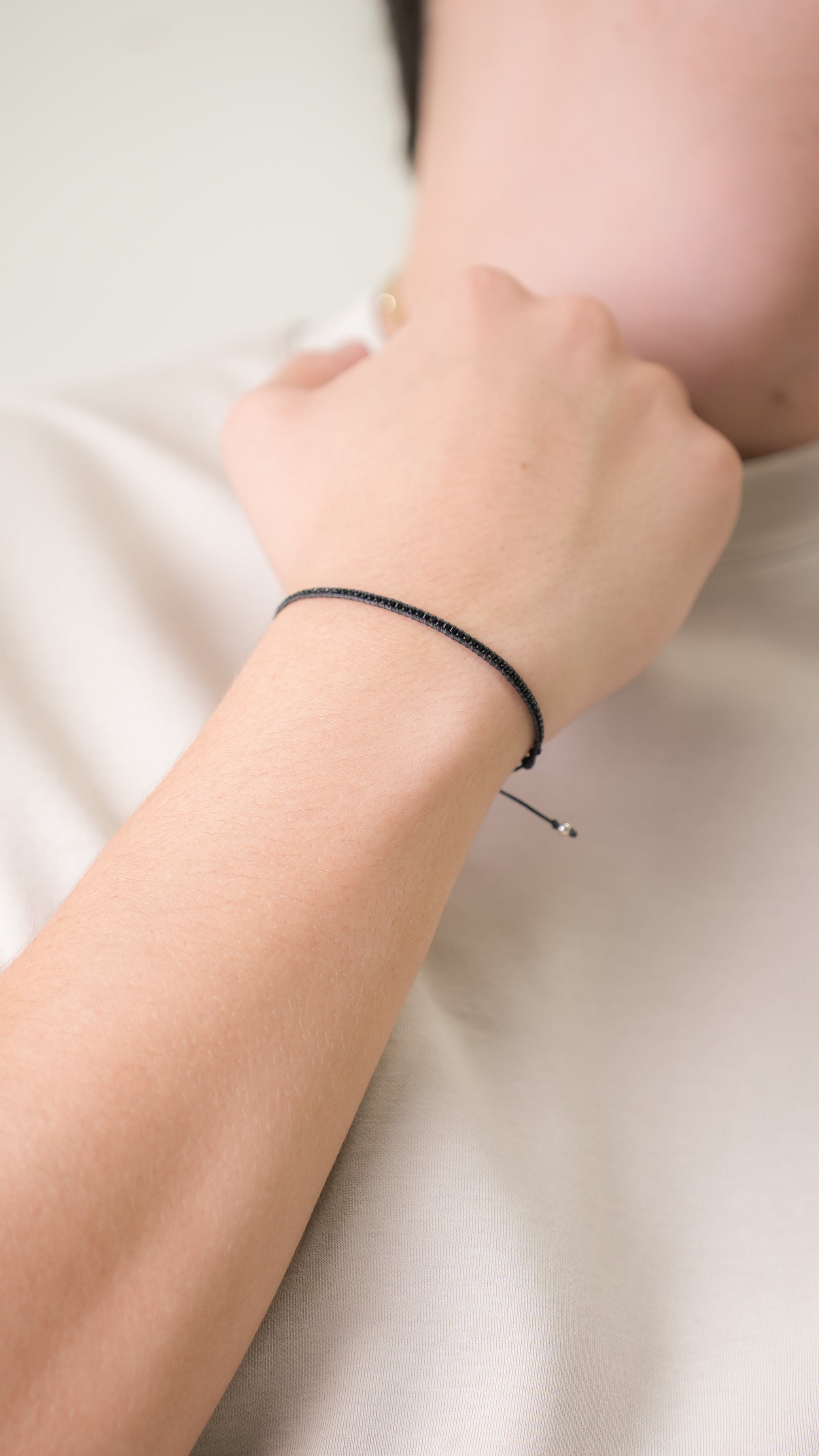 Pulsera Miyuki linea sencilla negro