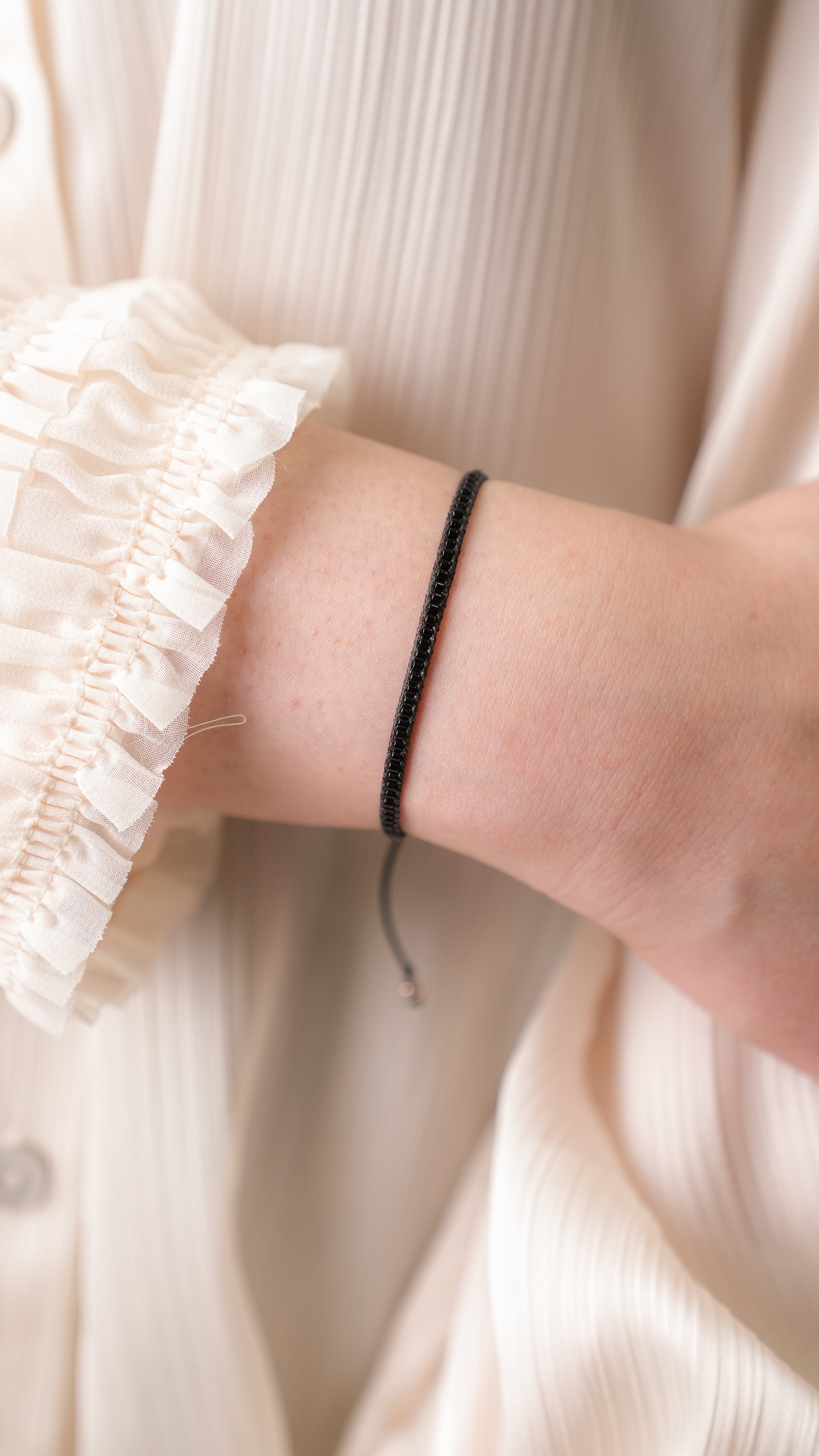 Pulsera Miyuki linea sencilla negro
