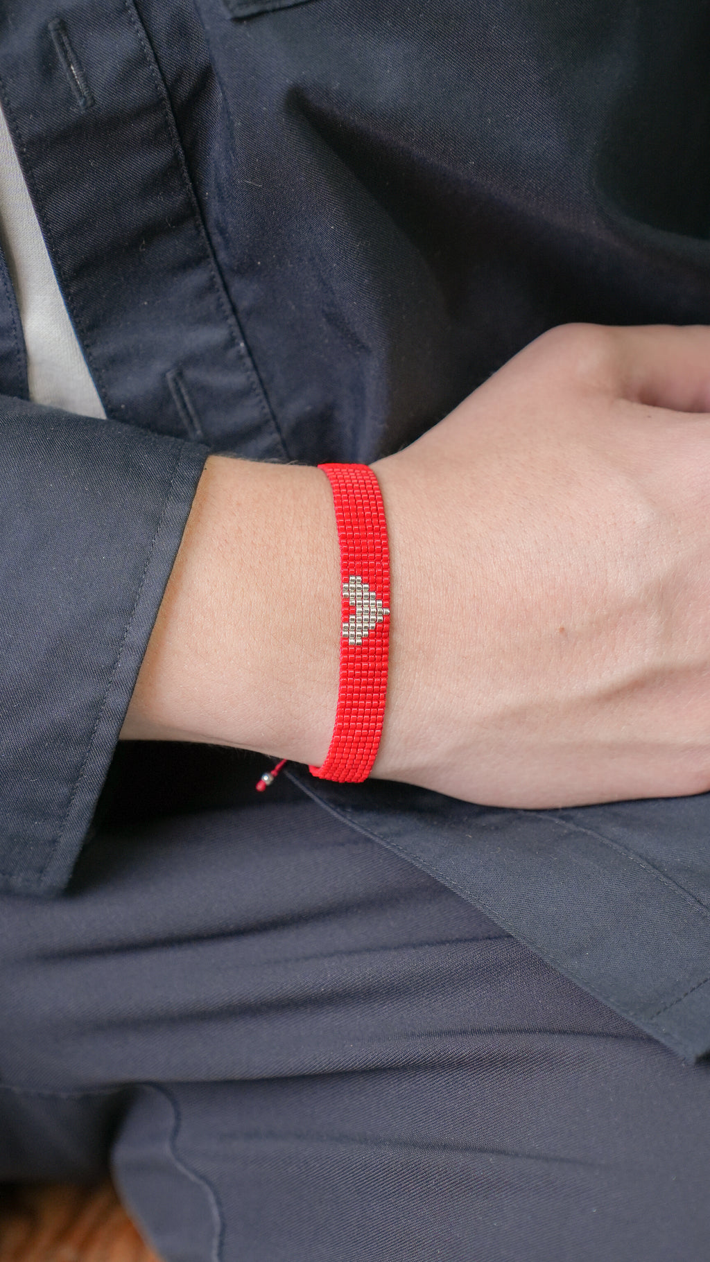 Brazalete Miyuki rojo CORAZÓN plata