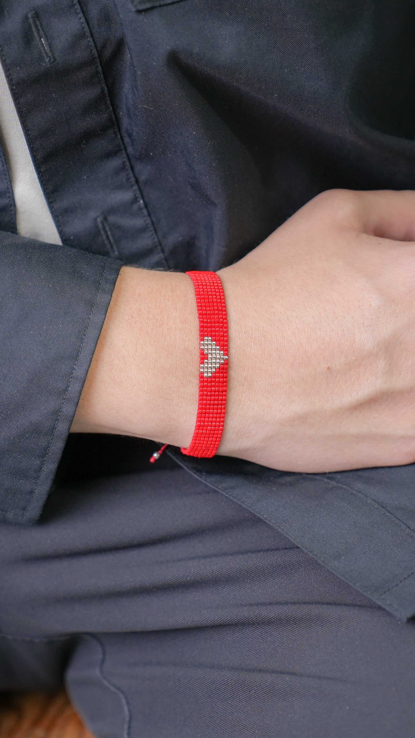 Brazalete Miyuki rojo CORAZÓN plata