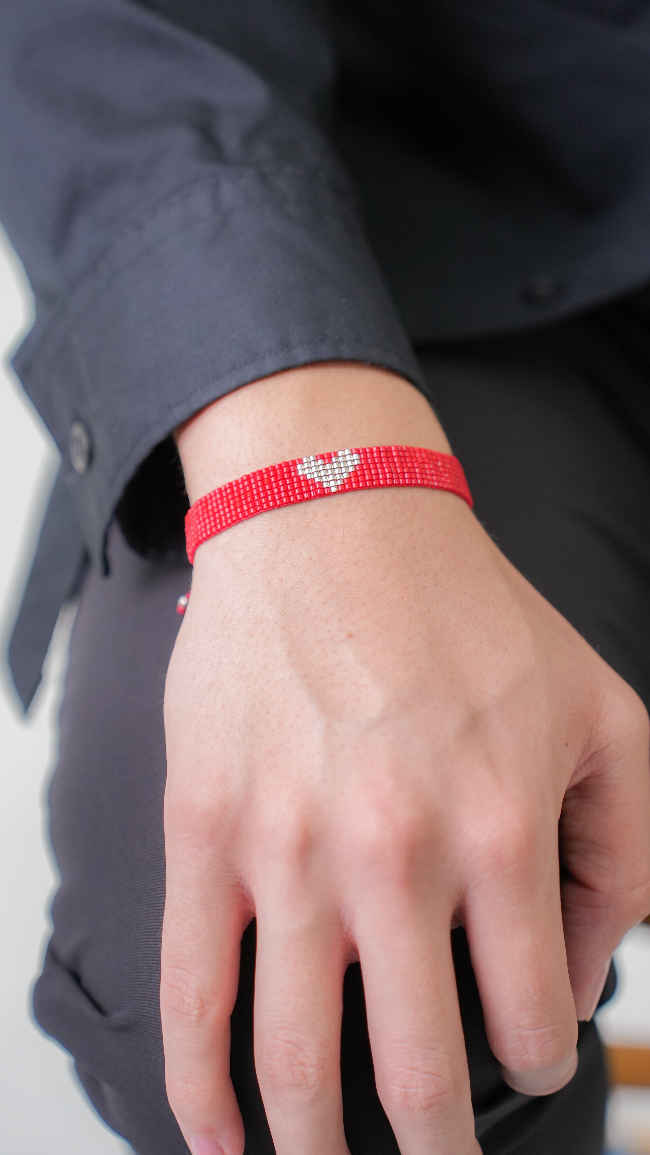 Brazalete Miyuki rojo CORAZÓN plata