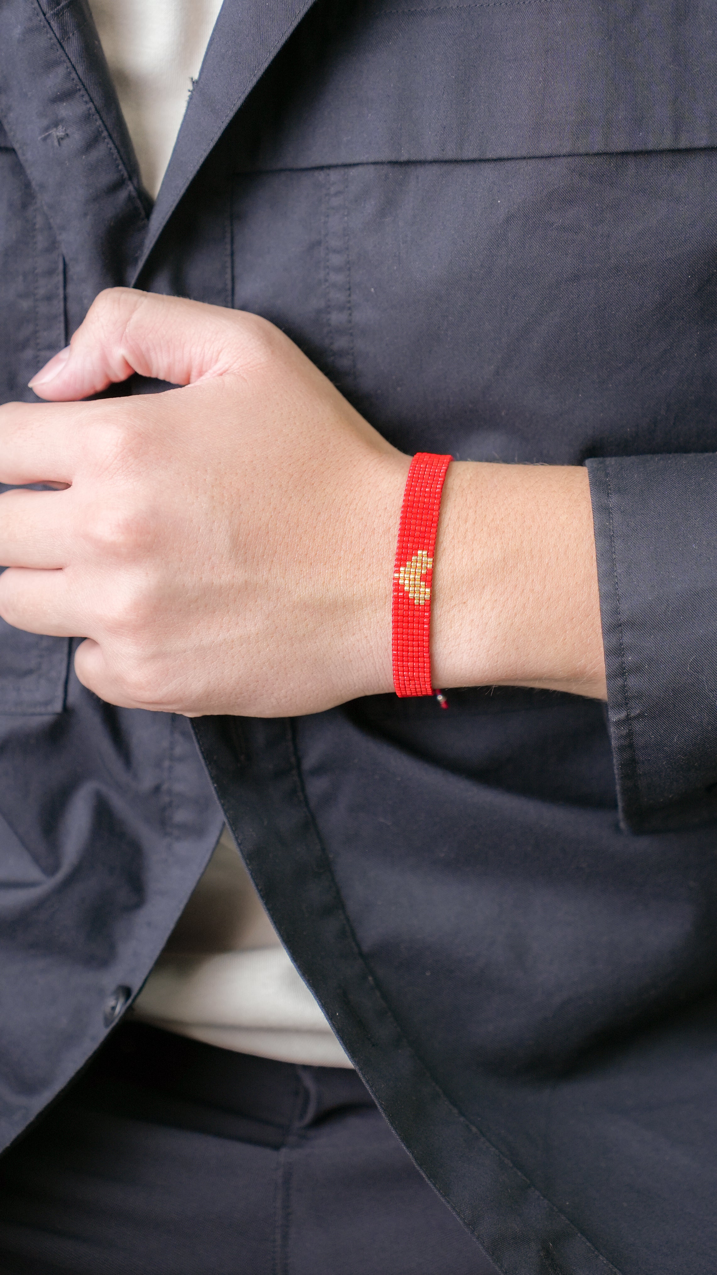 Brazalete Miyuki rojo CORAZÓN dorado