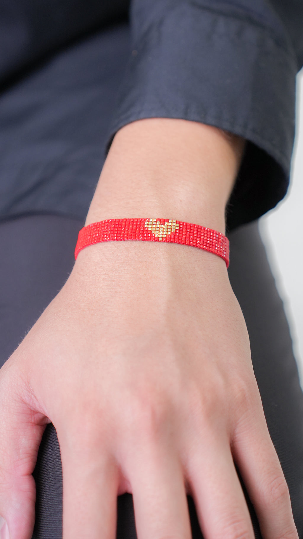 Brazalete Miyuki rojo CORAZÓN dorado