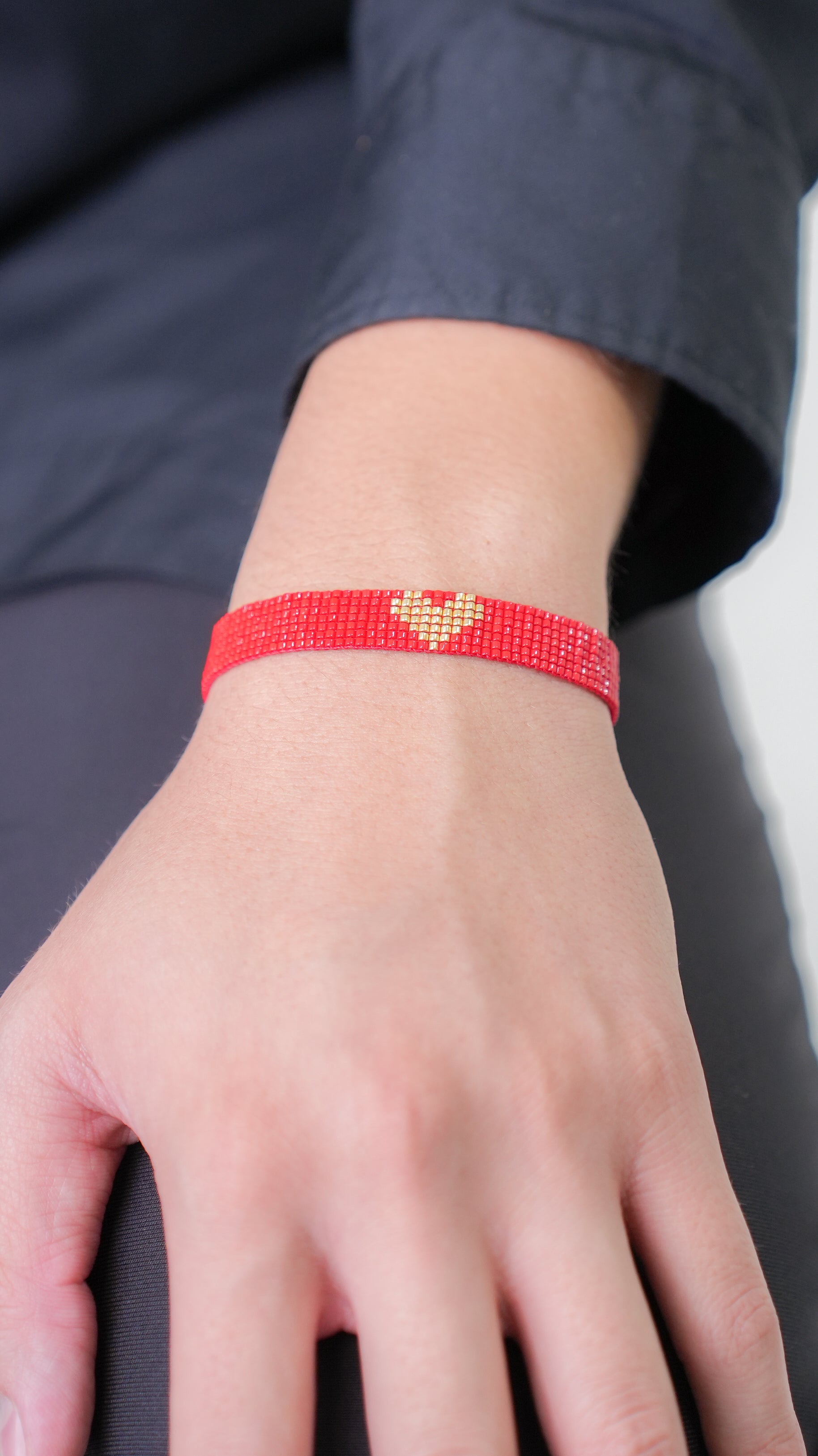 Brazalete Miyuki rojo CORAZÓN dorado