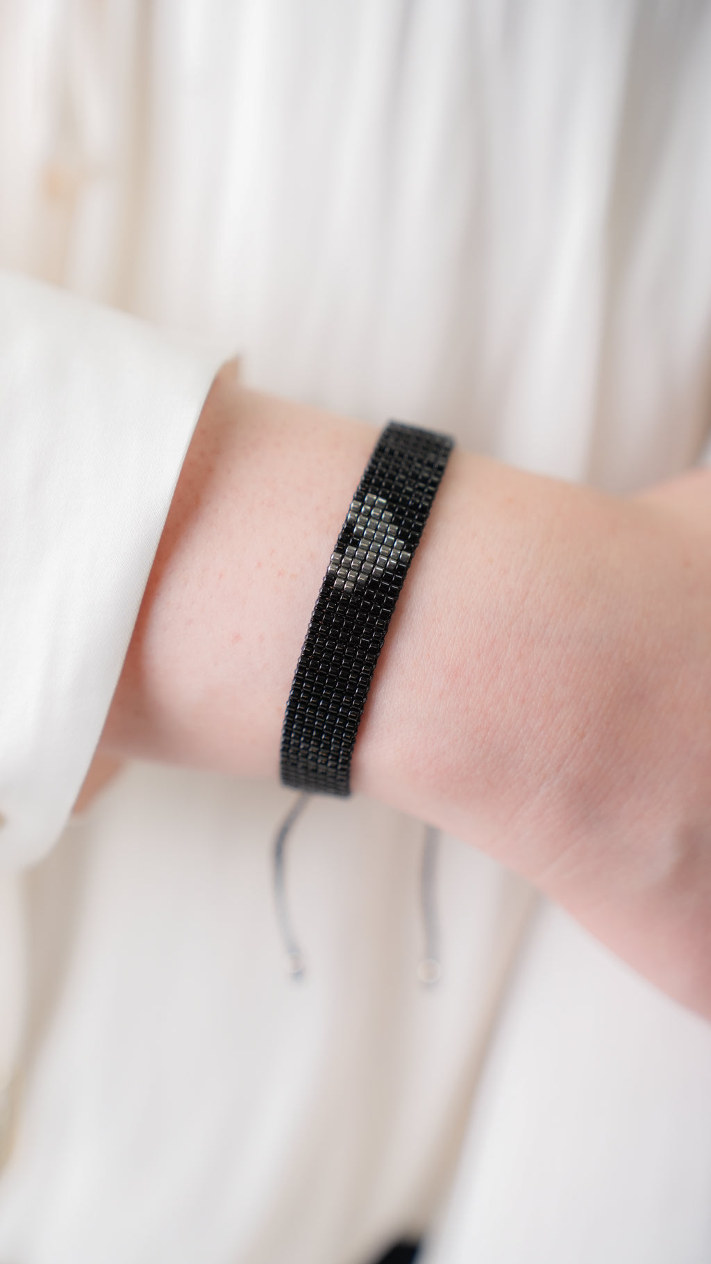 Brazalete Miyuki negro CORAZÓN oxford