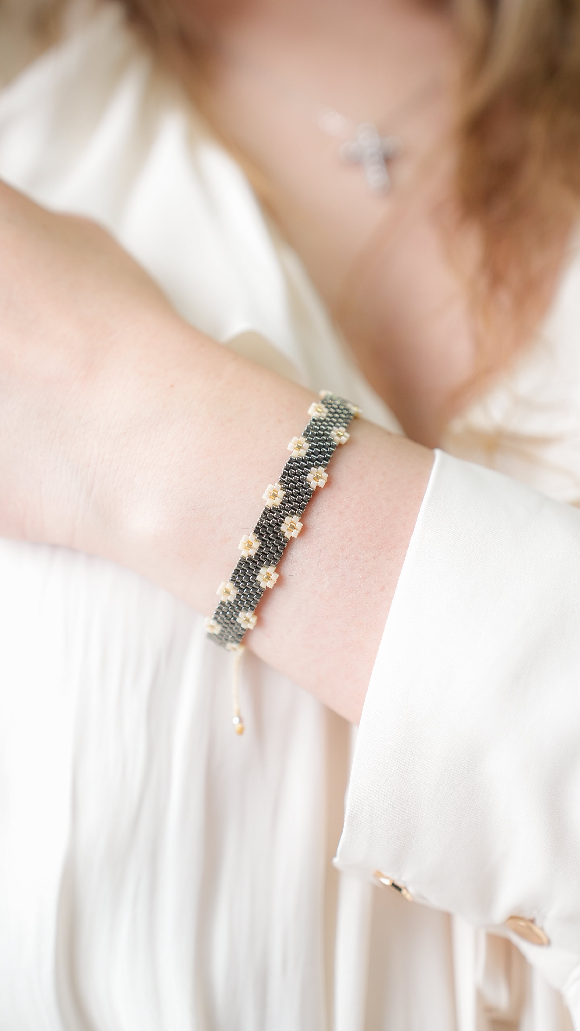 PULSERA OXFORD CON FLORES NUDE