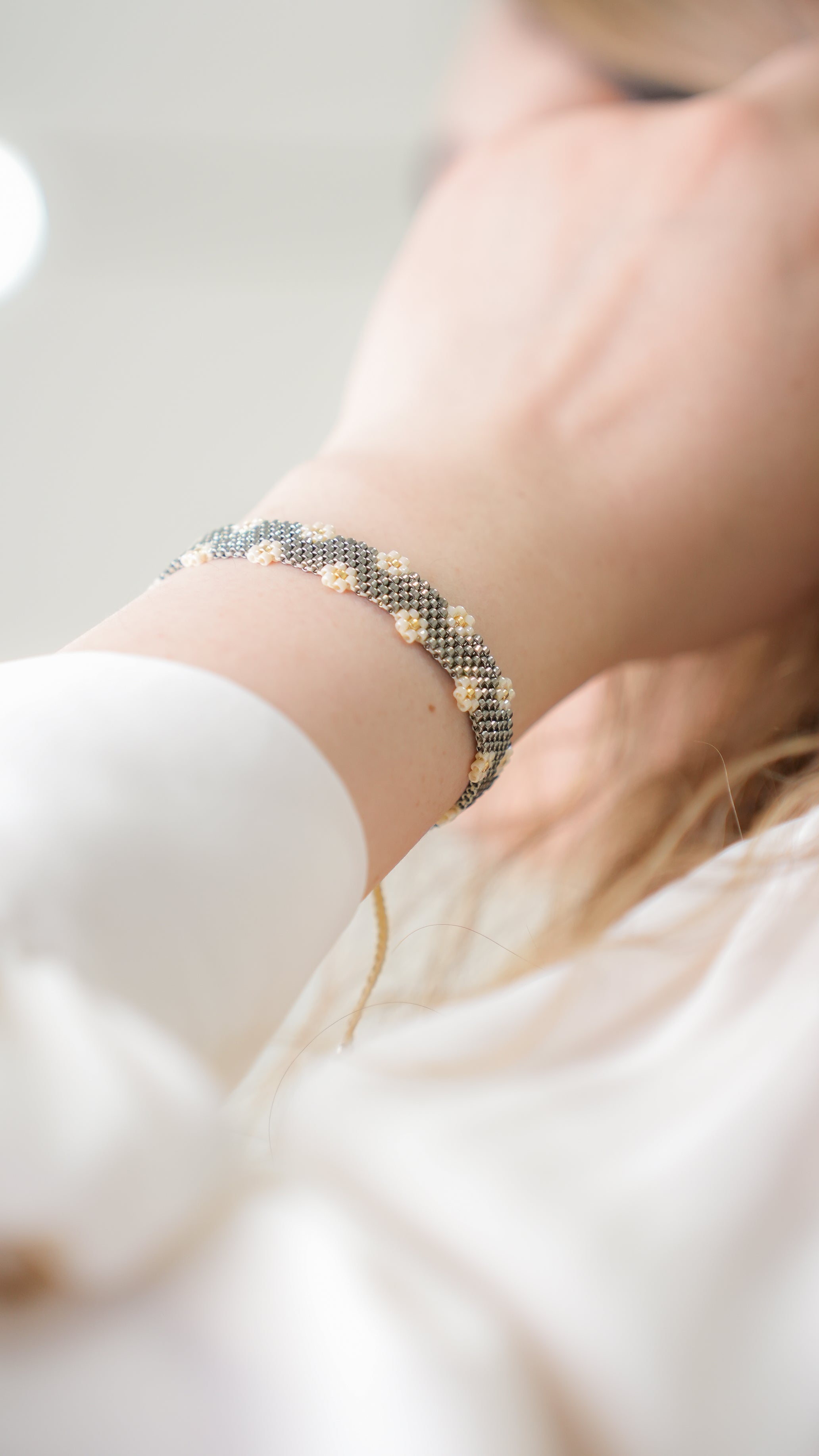 PULSERA OXFORD CON FLORES NUDE
