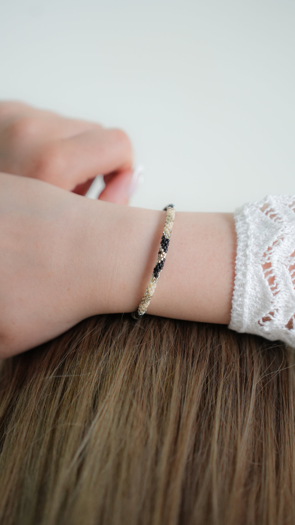 Pulsera Miyuki redonda beige plata negro