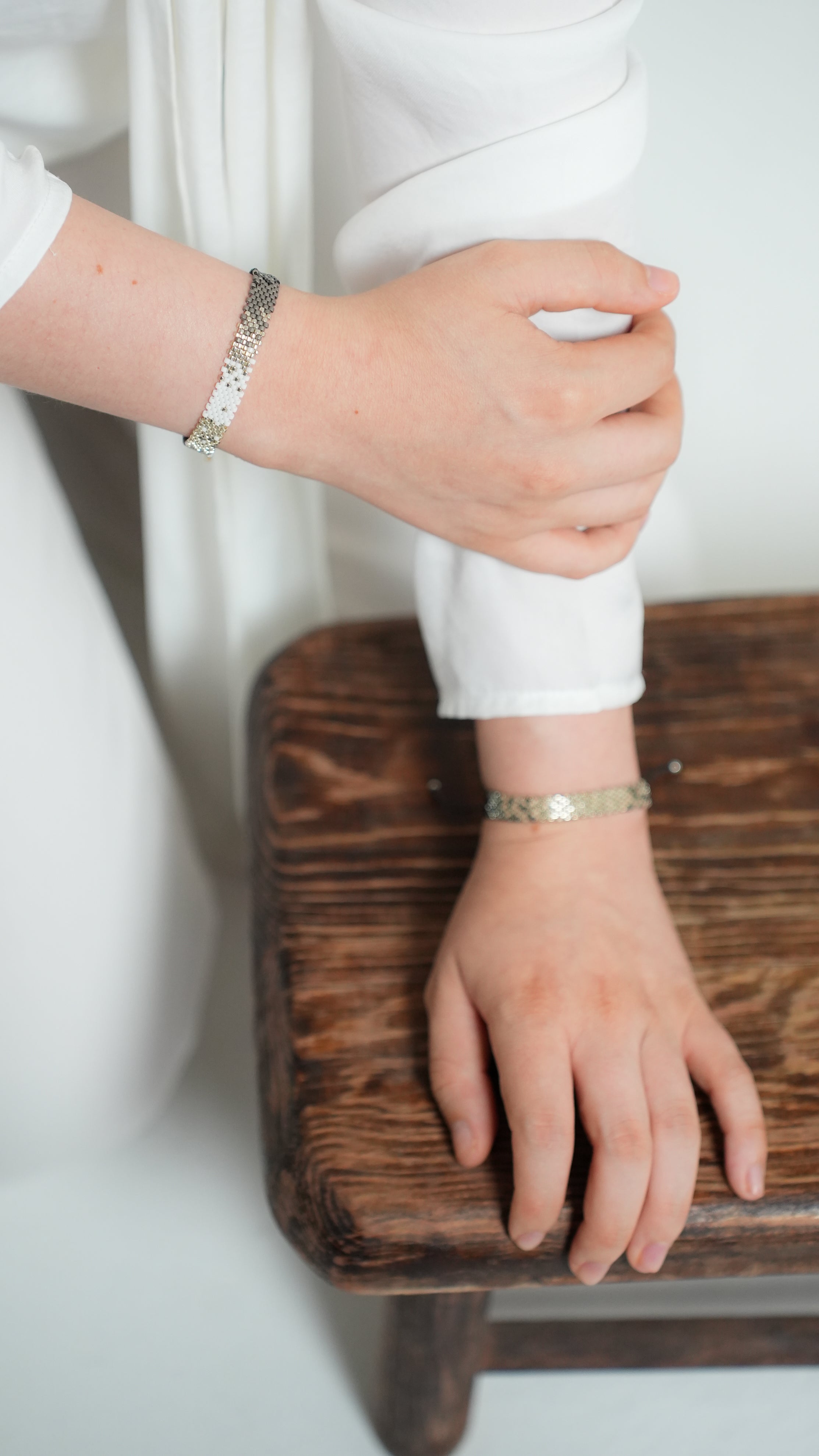 Pulsera miyuki chica combinacion grises con blanco