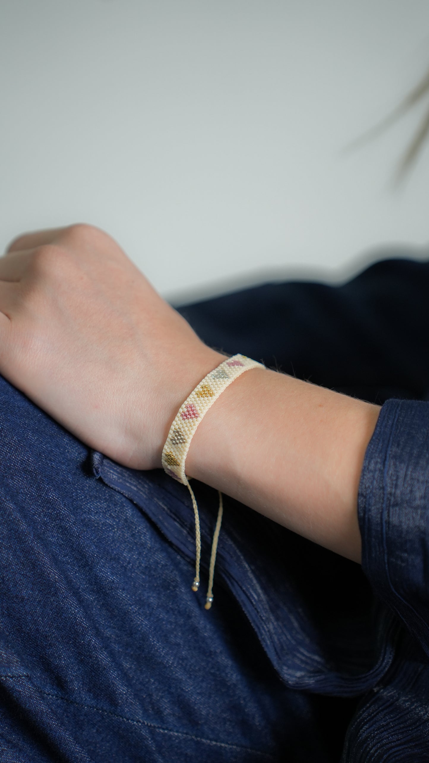 Pulsera miyuki beige corazones metálicos