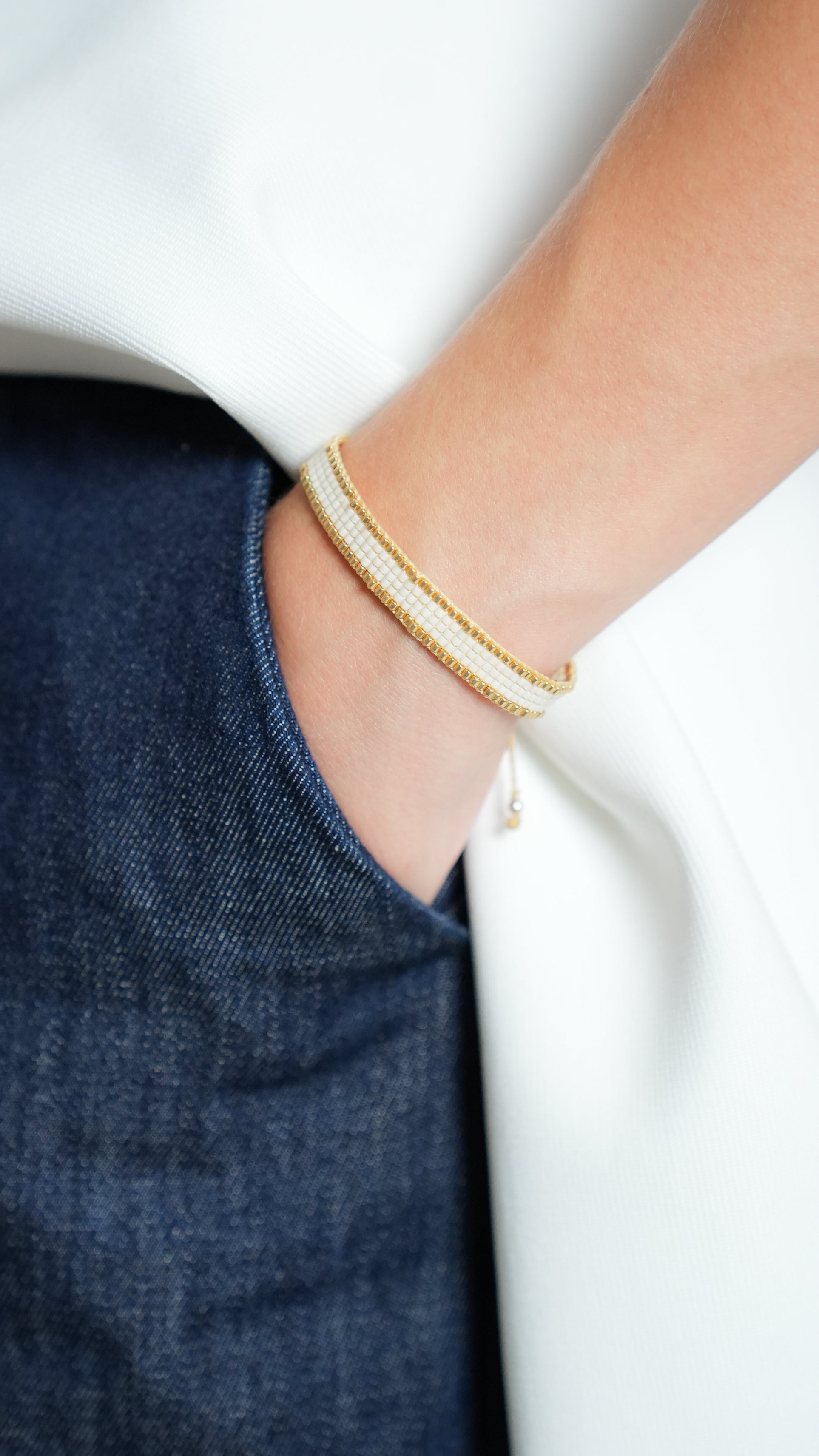 Pulsera Miyuki chica blanco orilla dorado