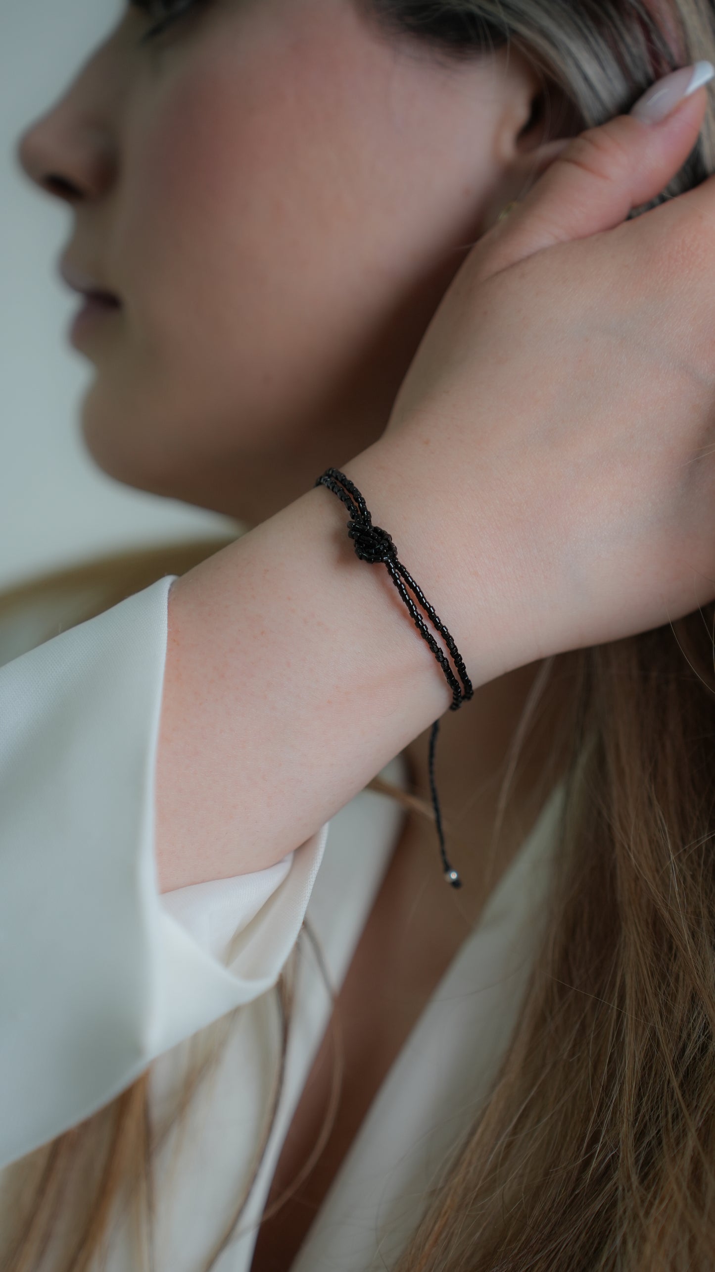 Pulsera Miyuki nudo negra