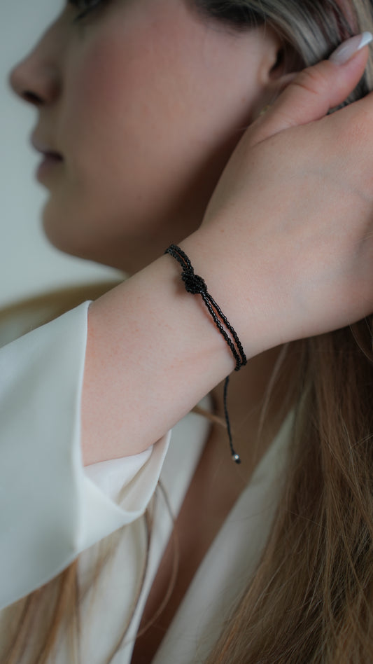 Pulsera Miyuki nudo negra