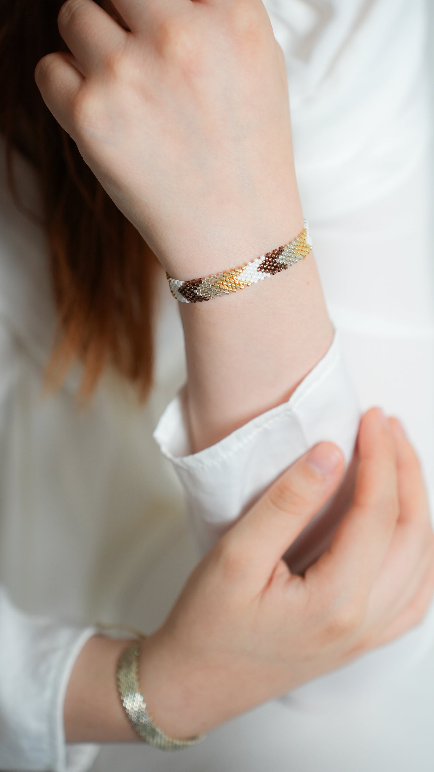 Pulsera Miyuki chica flechas ocre plata blanco oro