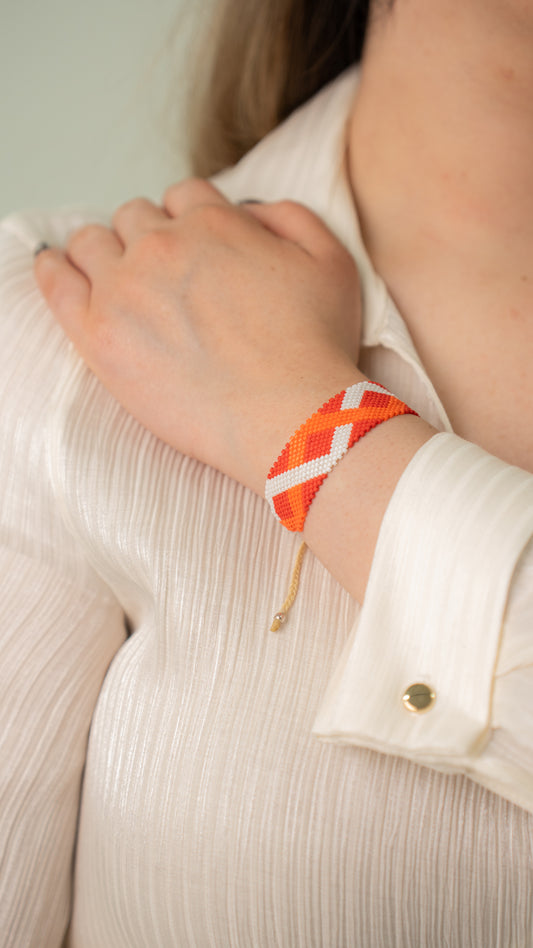 Pulsera Miyuki grande rojo lineas cruzadas, blanco y naranja