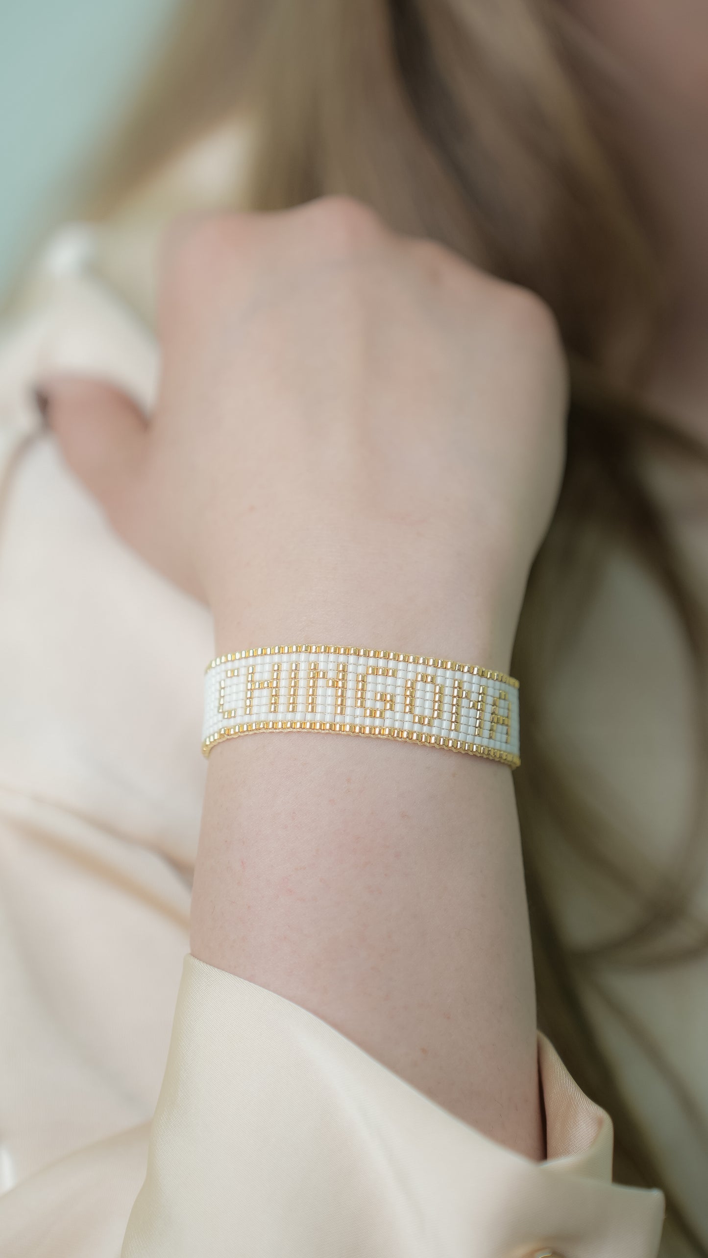 Brazalete CHINGONA blanco y dorado