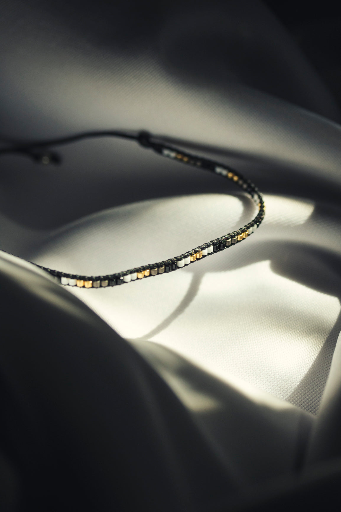 Pulsera Miyuki linea sencilla Negro blanco oxford oro