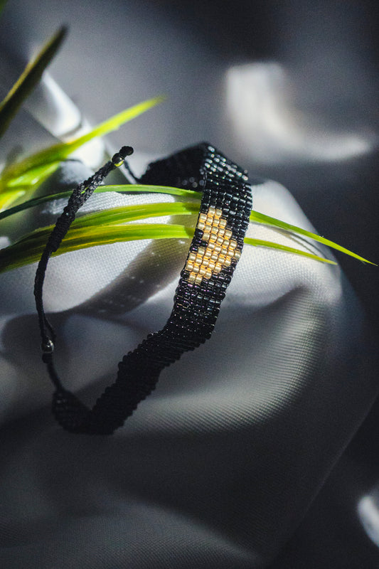 Brazalete Miyuki negro CORAZÓN dorado