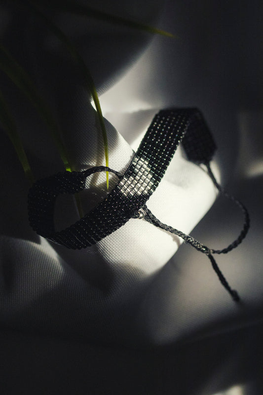 Brazalete Miyuki negro CORAZÓN oxford