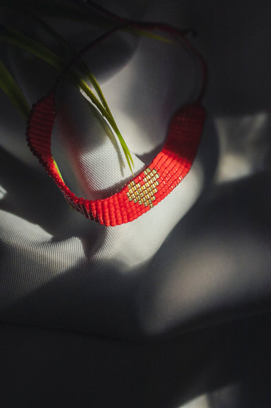 Brazalete Miyuki rojo CORAZÓN dorado