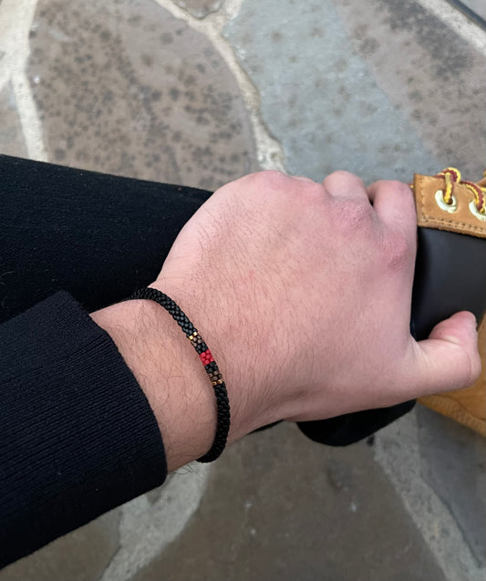 Pulsera Miyuki Caballero redonda negro centro rojo ocre