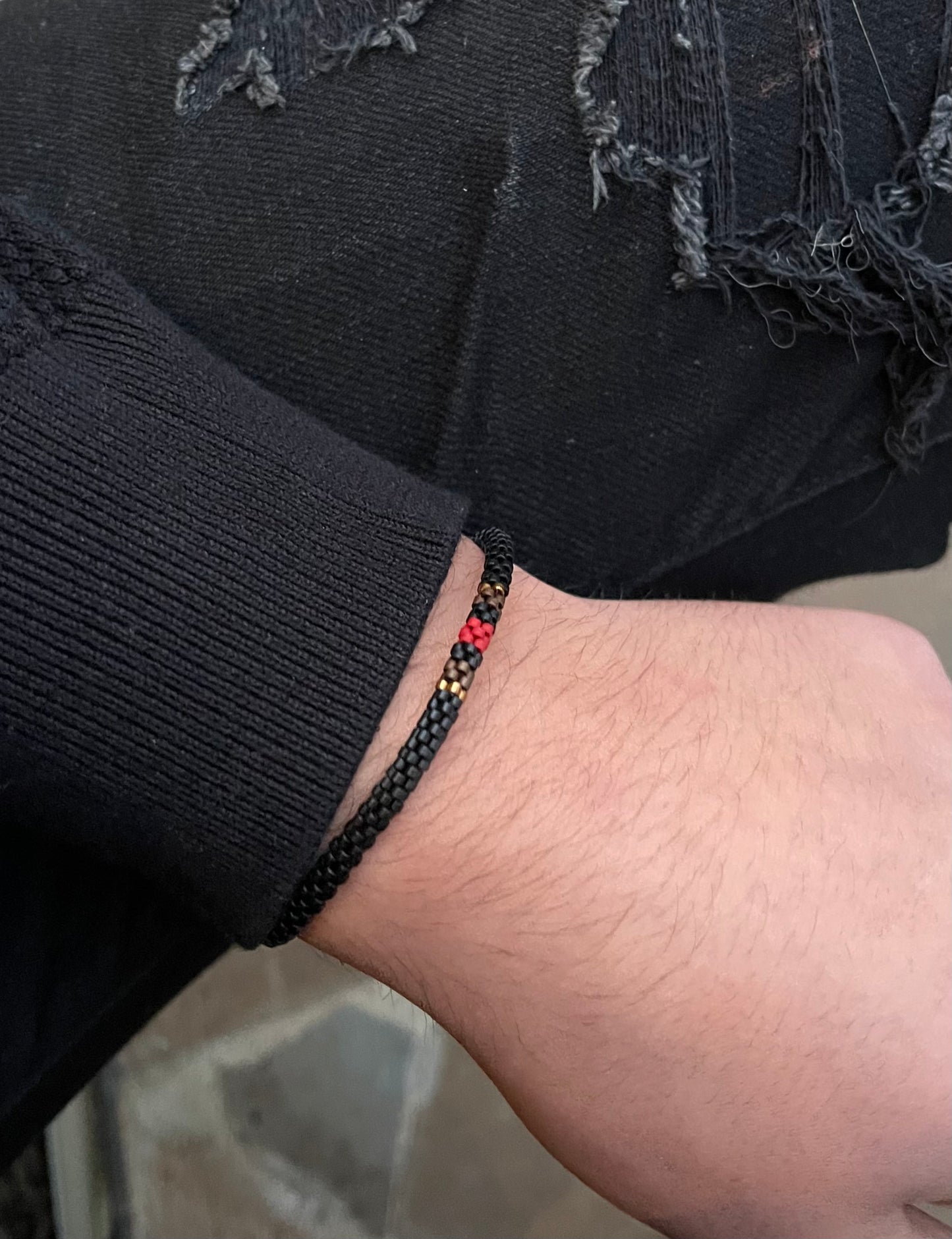 Pulsera Miyuki Caballero redonda negro centro rojo ocre