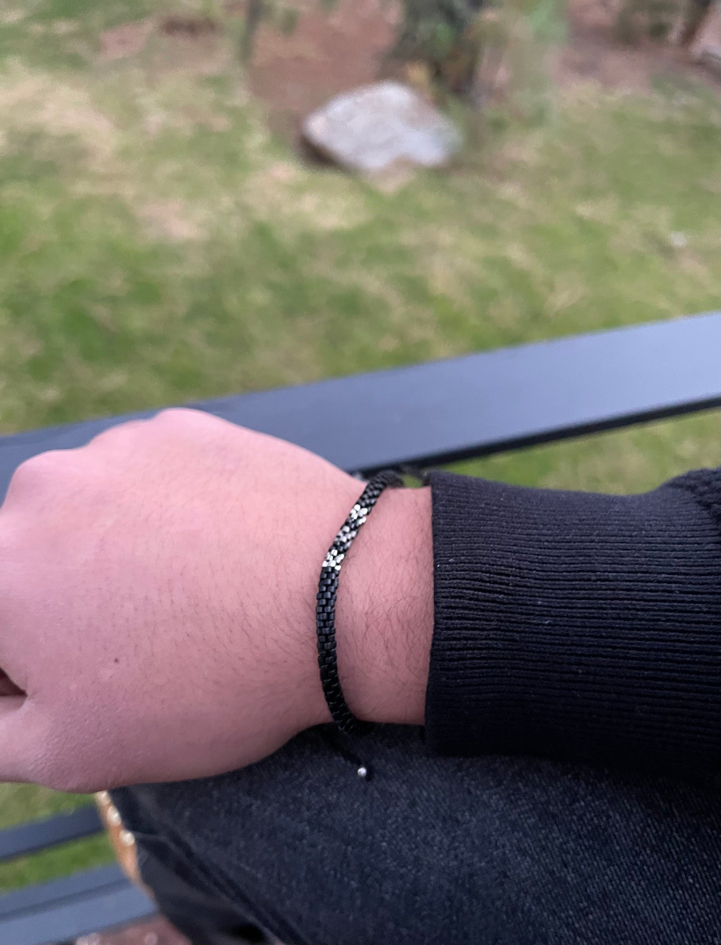 Pulsera Miyuki Caballero redonda negro centro plata y gris