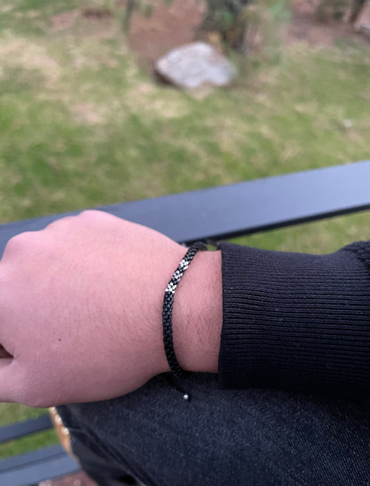 Pulsera Miyuki Caballero redonda negro centro plata y gris