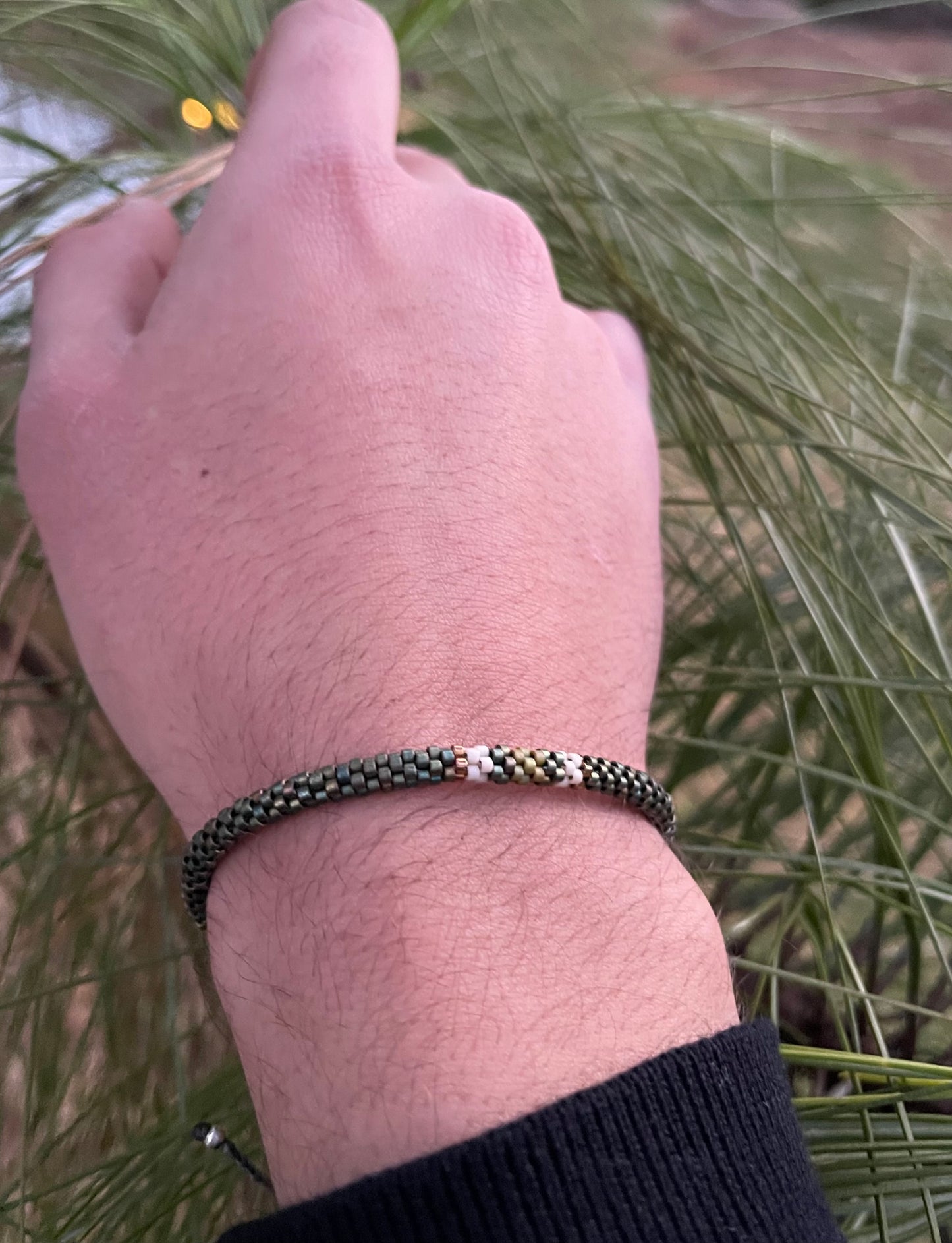 Pulsera Miyuki Caballero redonda verde militar centro olivo blanco