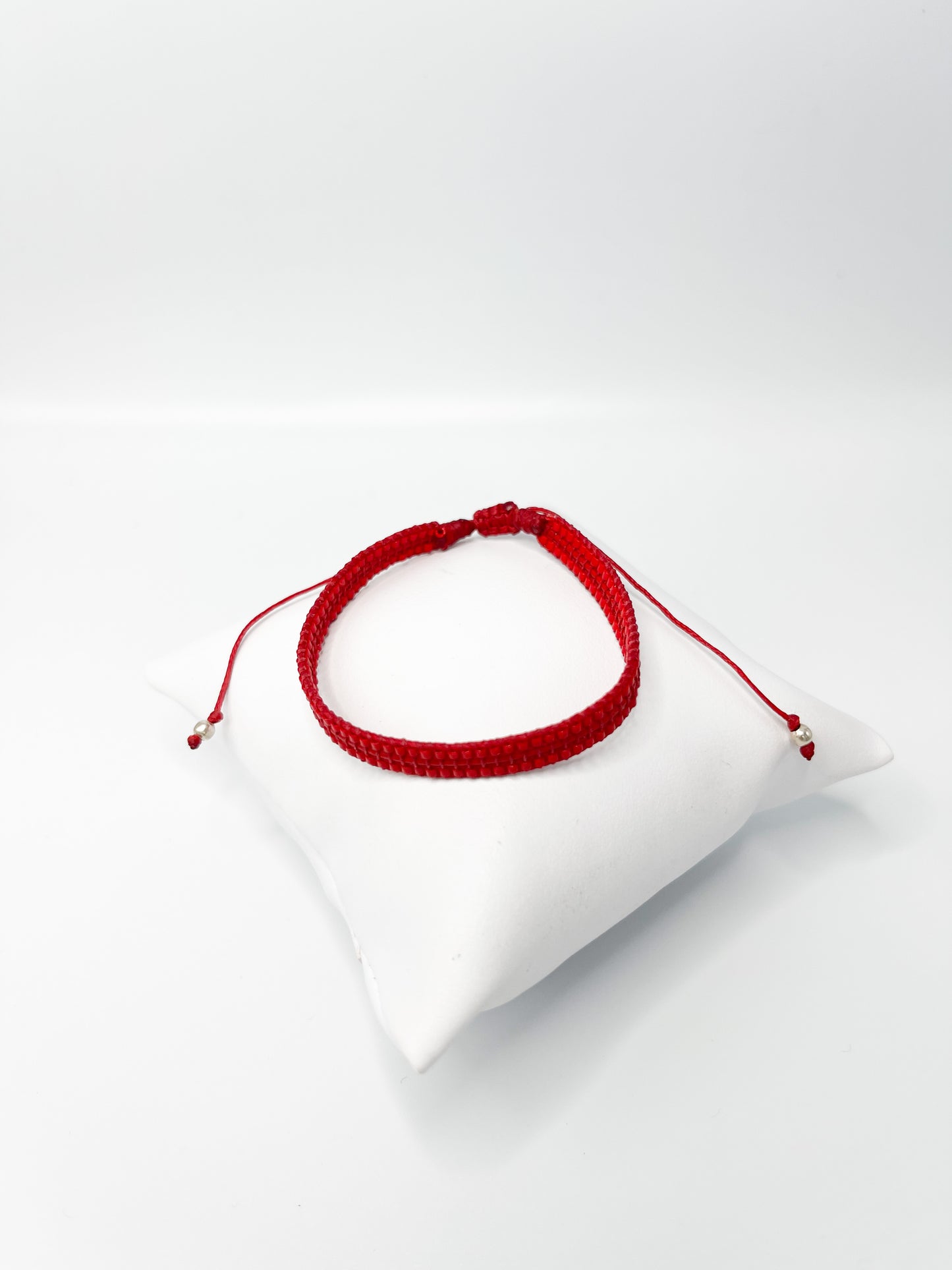 Pulsera Miyuki y cuero encerado rojo
