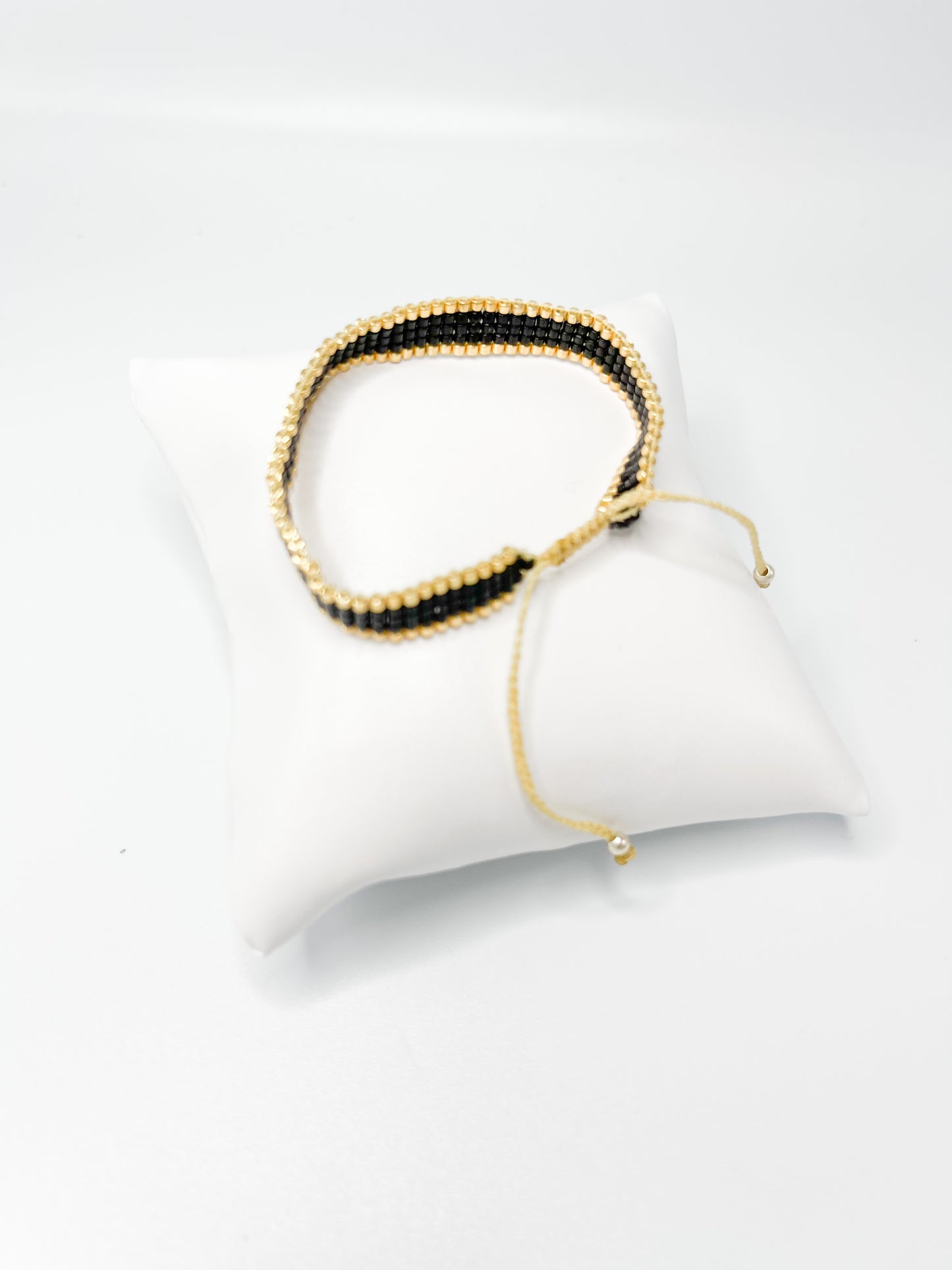 Pulsera Miyuki chica negro orilla dorado