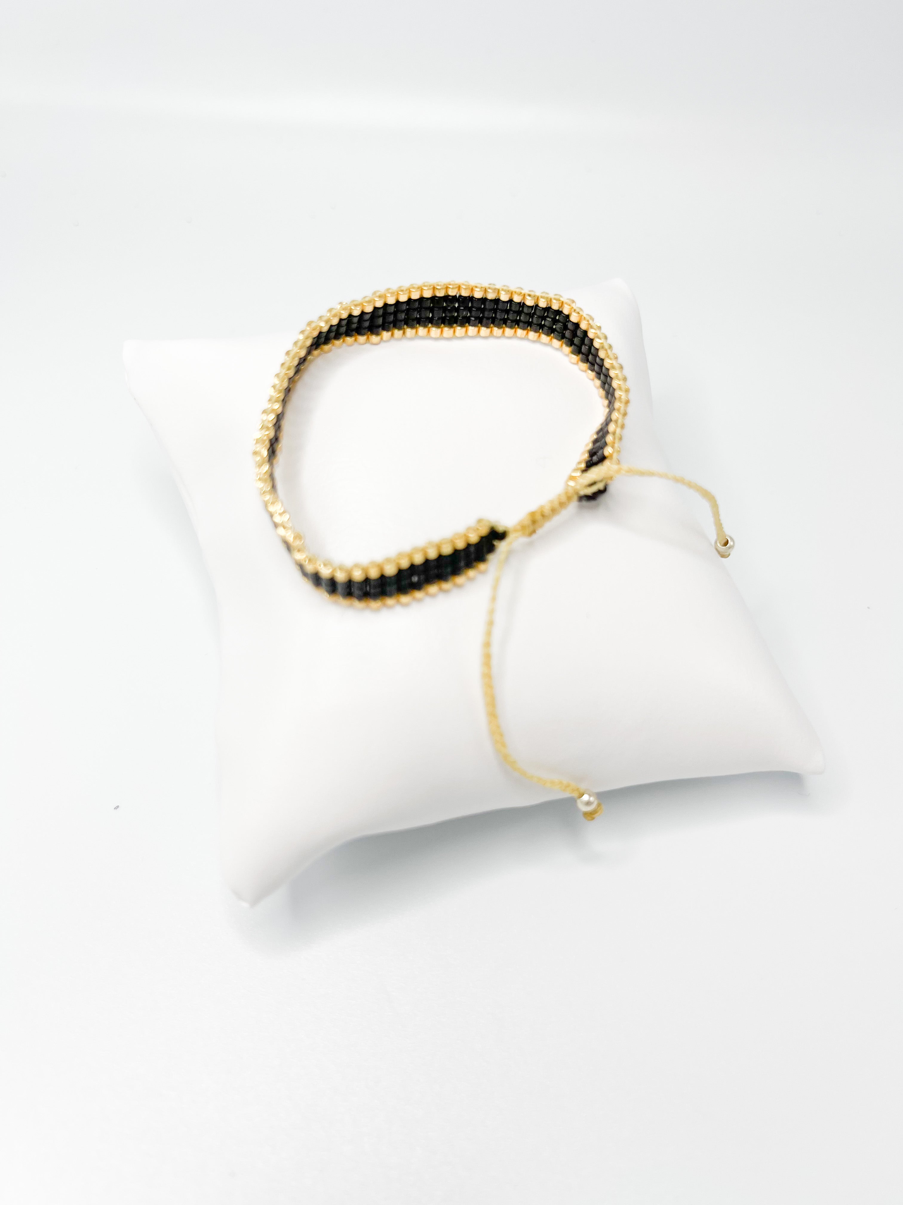 Pulsera Miyuki chica negro orilla dorado