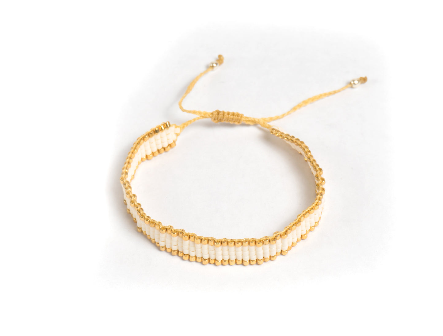 Pulsera Miyuki chica blanco orilla en dorado