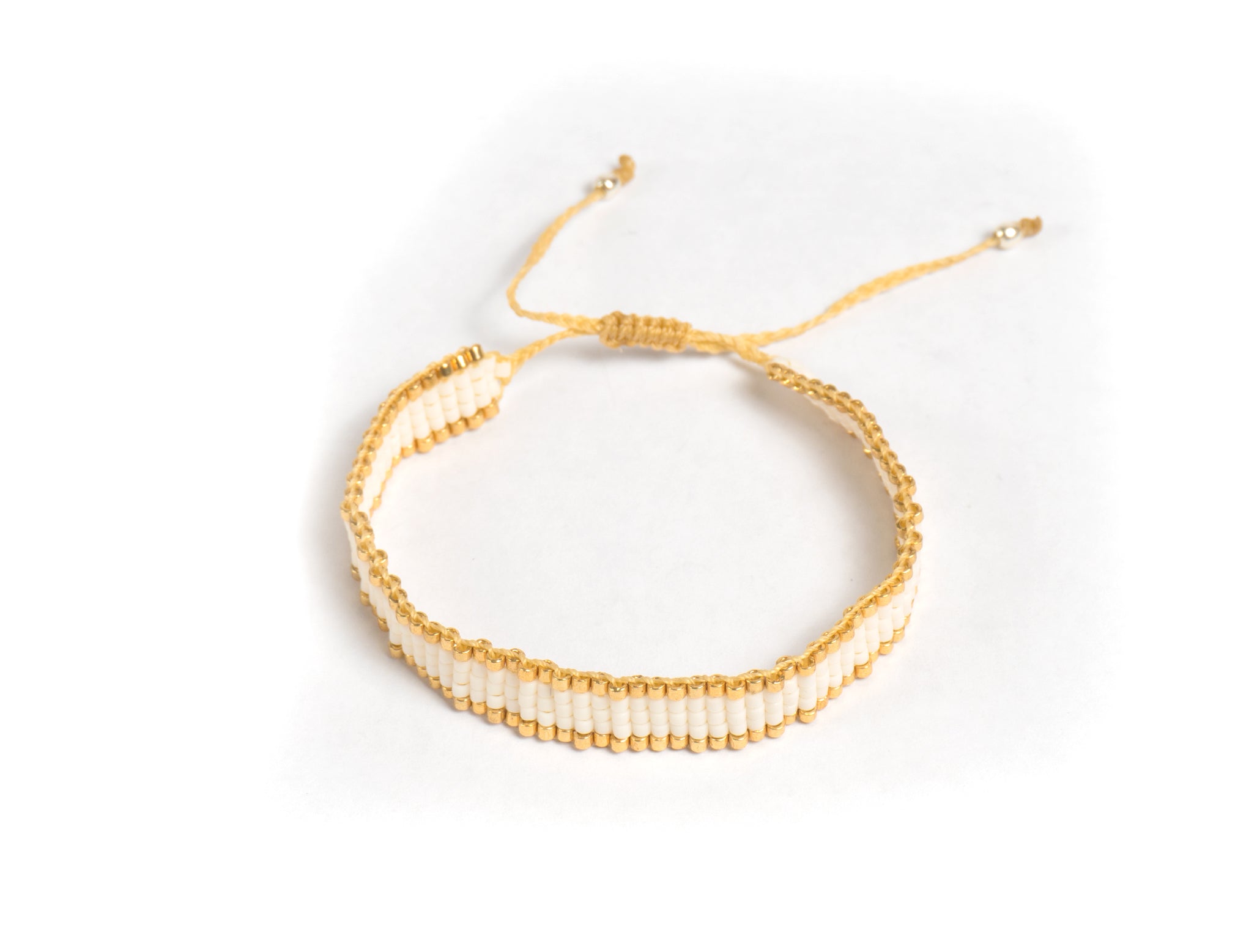Pulsera Miyuki chica blanco orilla dorado